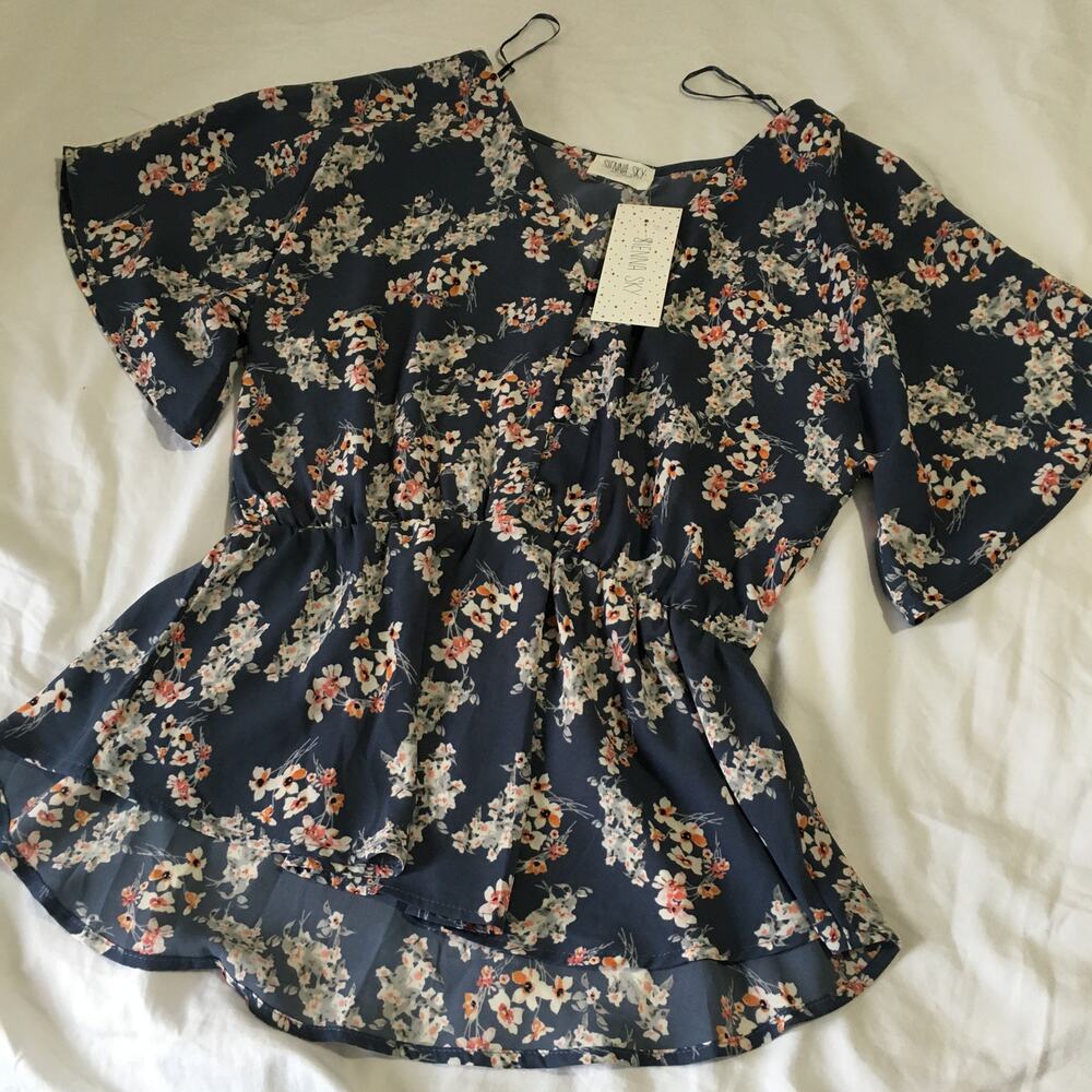 LOOK AT ME~NWT Sienna Sky MEDIUM Navy Floral Short-Sleeved HI-LOW Blouse